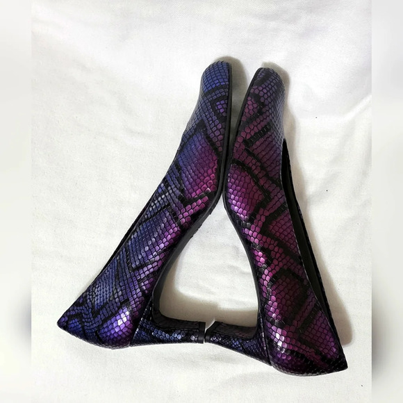Stuart Weitzman Womens‎ Iridescent Purple Snake Print Leather Heels 9.5N NWOB - Picture 3 of 15